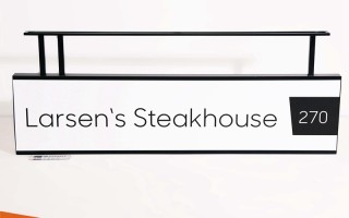 二手车市场里的金属名片，如何挑选靠谱的标识标牌厂家？